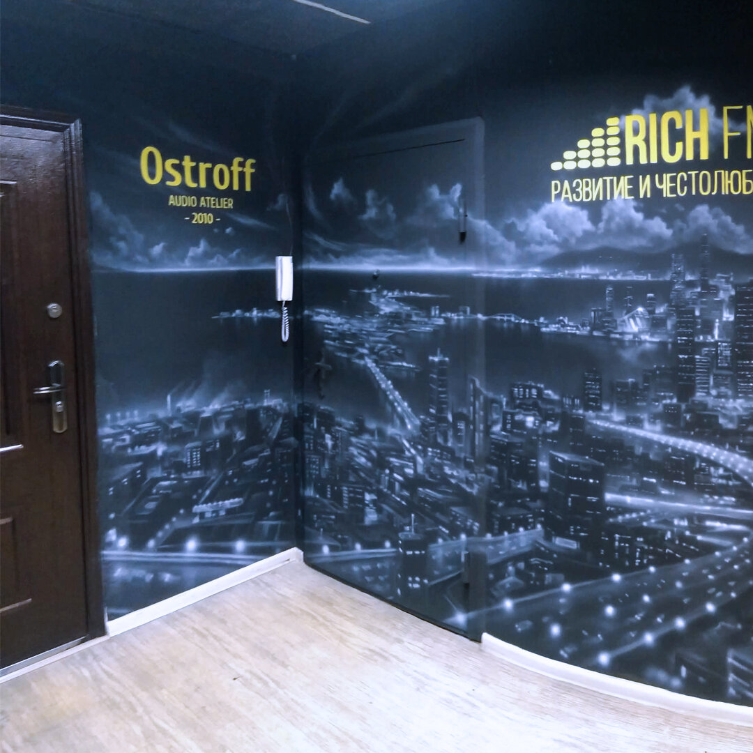 роспись стен ночной город, роспись стен в игровом клубе, аэрография на стенах, интерьер, аэрография на двери