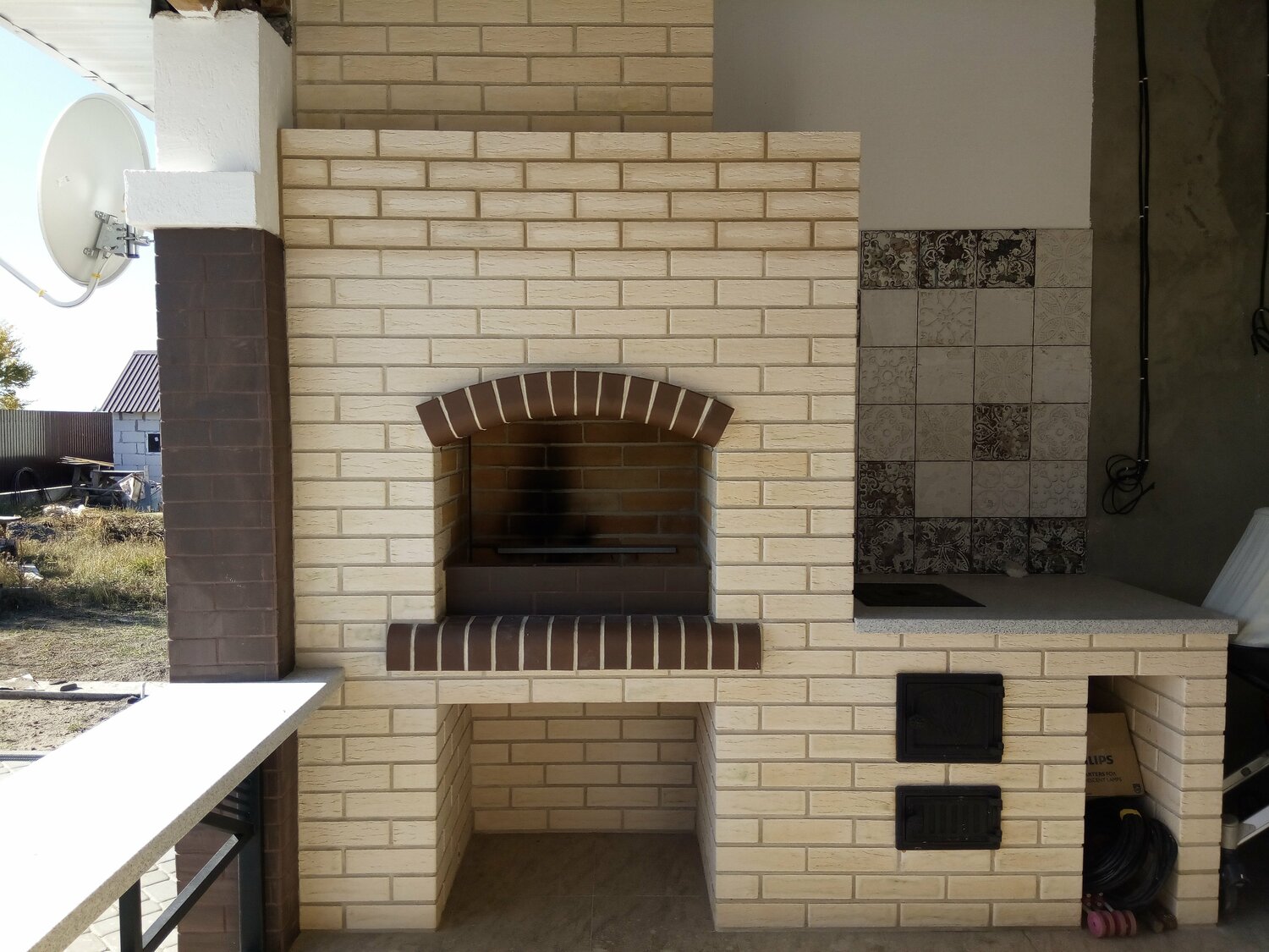 мангал из кирпича с раковиной и разделочным столом, мангал казан барбекю, барбекю из облицовочного кирпича, барбекю из кирпича на веранде, барбекю из шамотного кирпича