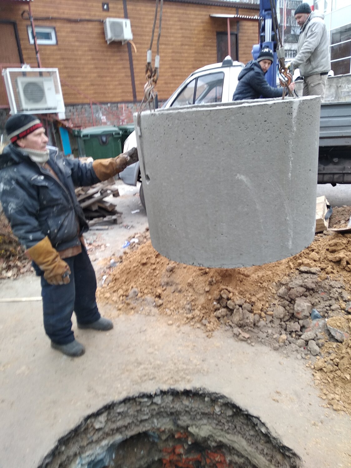 кольца бетонные, опускание бетонных колец экскаватором, фекальные отходы нецентрализованной канализации, канализация, прорыв водопровода