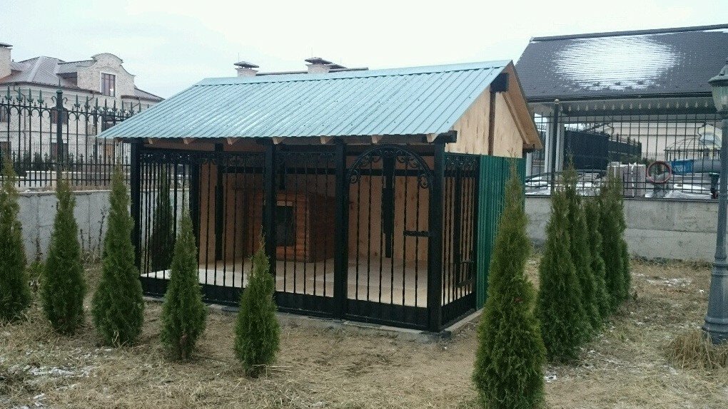 дача, вольер вдоль забора, загородный дом, участок, беседка металлопрофиль