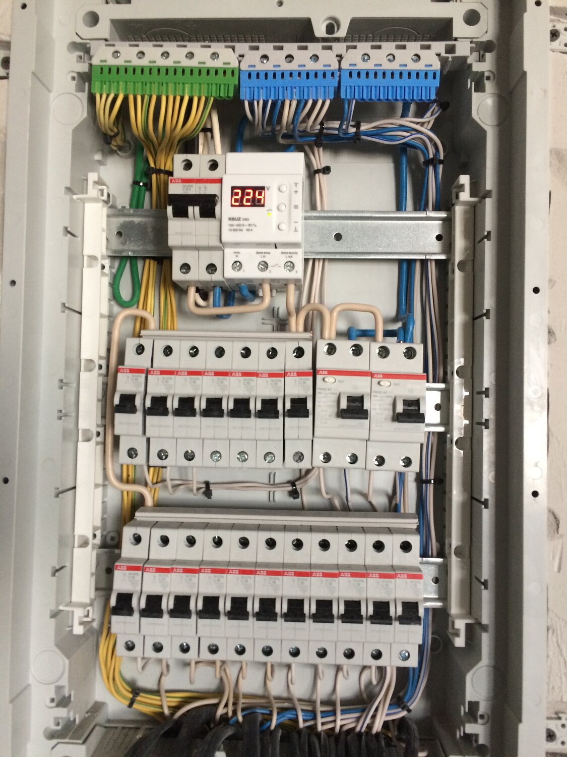 распределительный щит для электропроводки, распределительный щит, abb щиток электромонтаж, автомат в квартирном щитке, распределительный щит в дом 15 автоматов