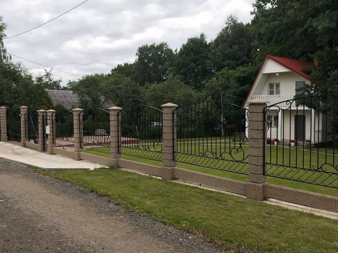 забор, кирпичный забор, красивые заборы с башнями, кованый забор с бетонными столбами, забор эксперт в москве