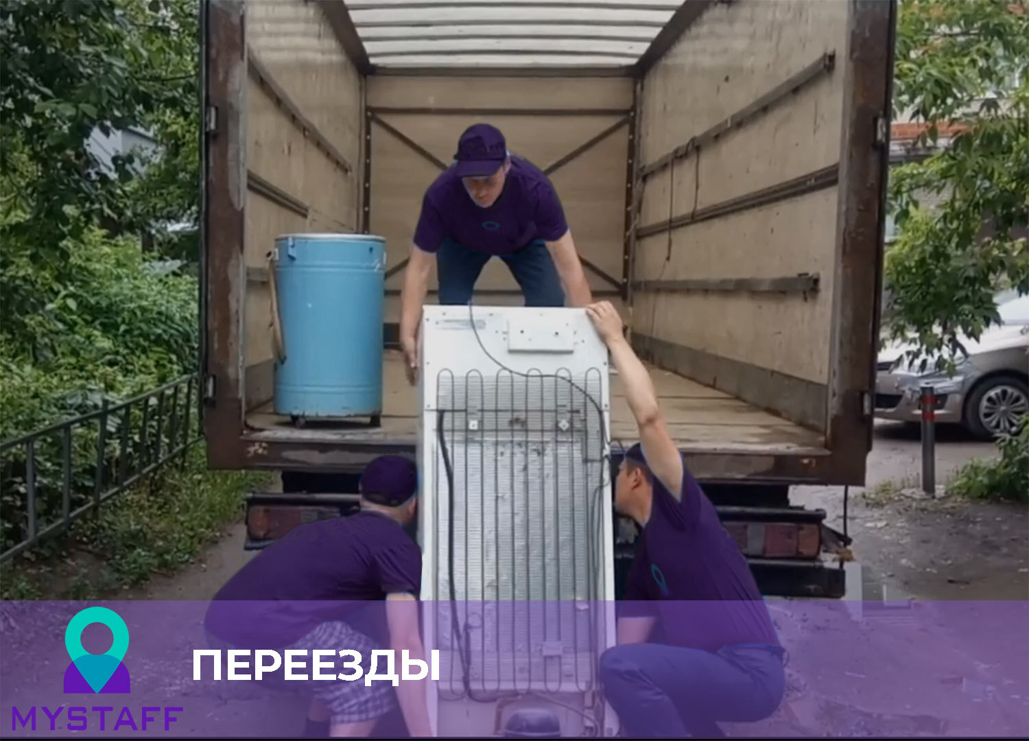 техника, старый мусорный контейнер у забора, вакуумный солнечный коллектор для нагрева воды 2021, дачная, двойные бочки с утеплителем для нагрева воды от солнца турция