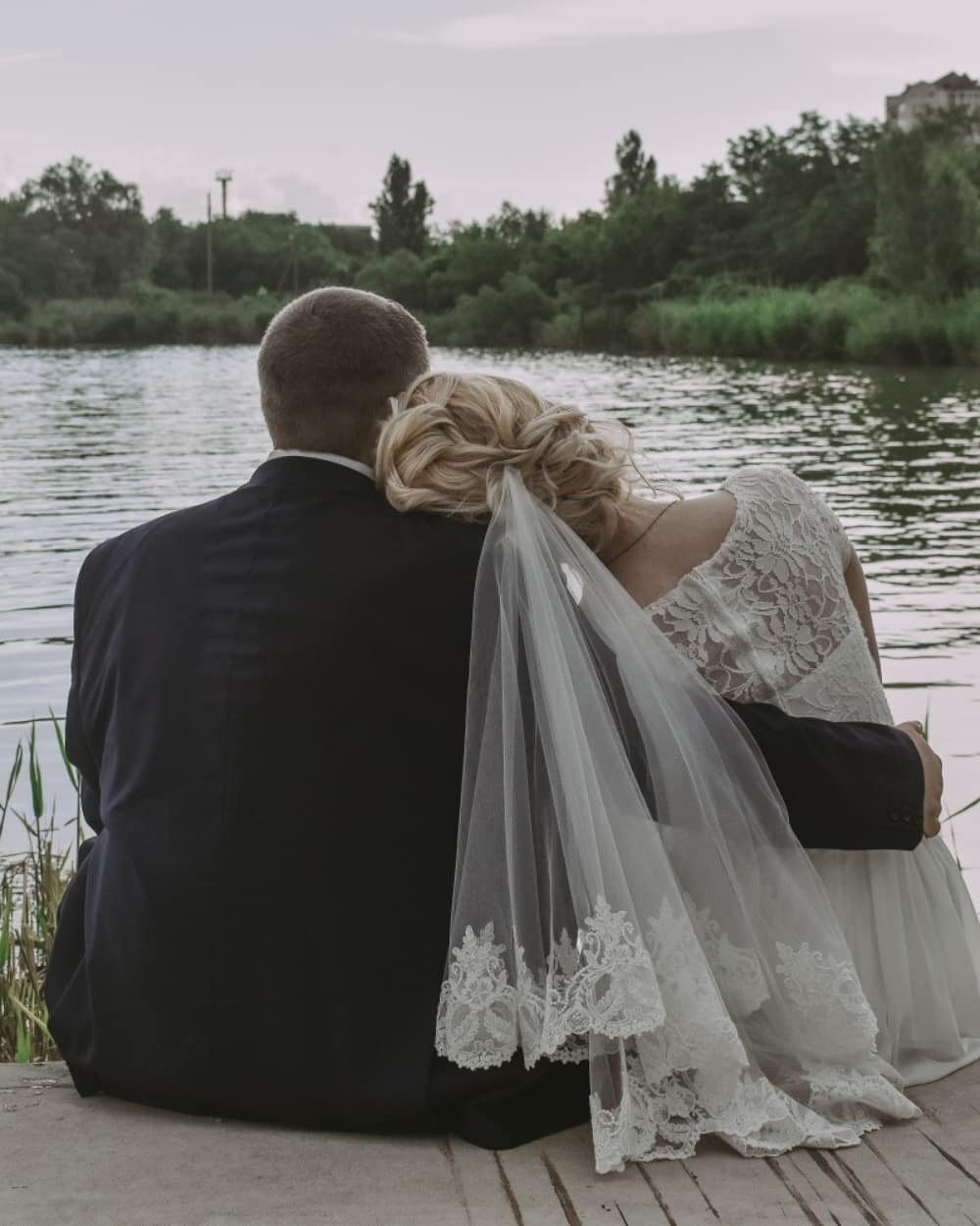 жених и невеста со спины, свадьба, свадебный, свадебная фотография, жених и невеста сзади