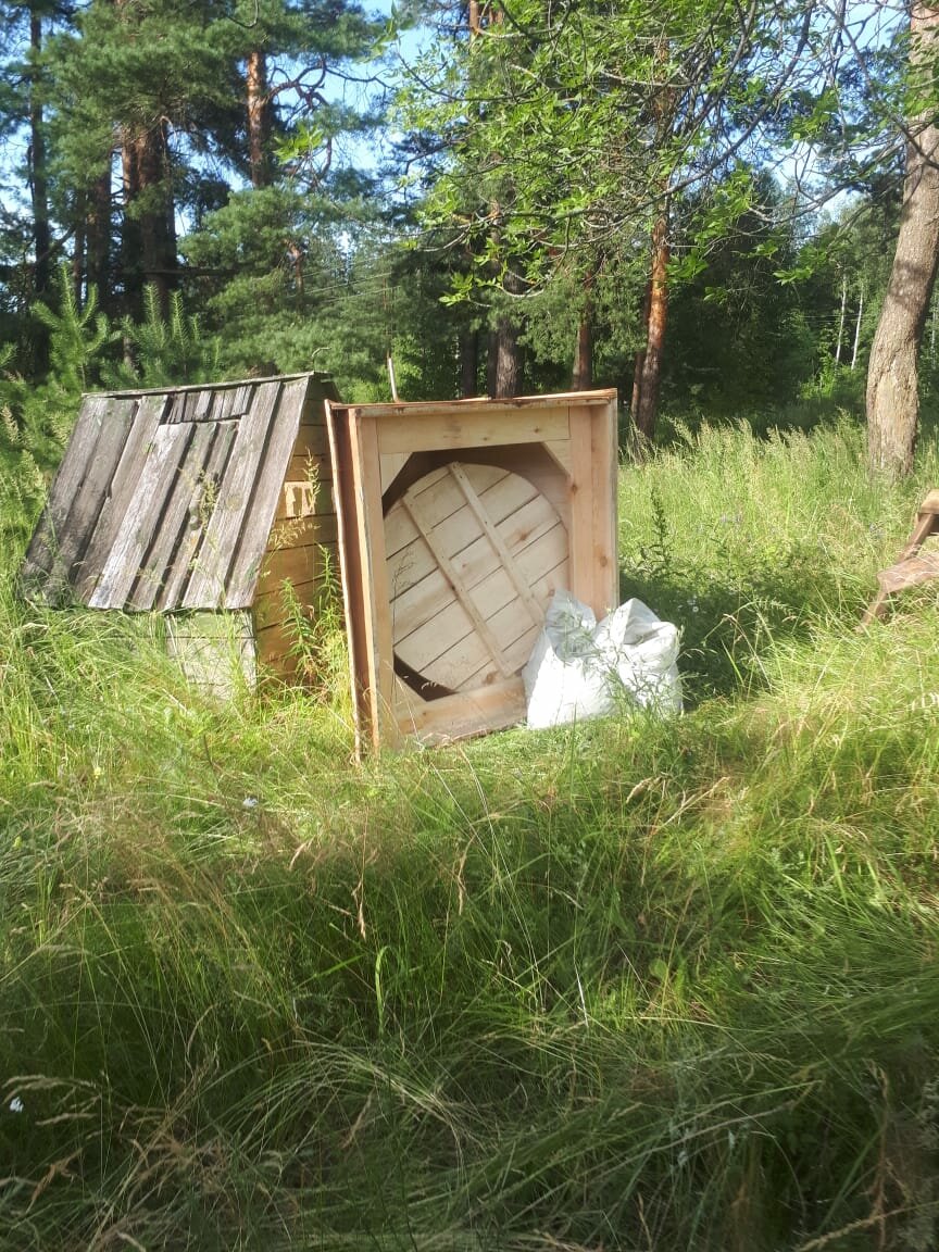 в деревне, участок, заброшенные деревенские туалеты, на даче, дачная