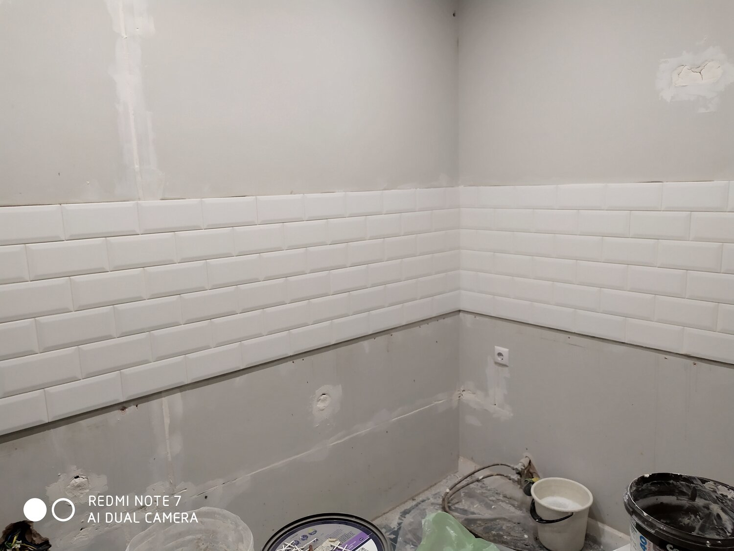 затирка под белый кабанчик, kerama marazzi гамма белый, плитка кабанчик с белой затиркой, плинтус для плитки кабанчик, плитка кабанчик на фартук кухни угол