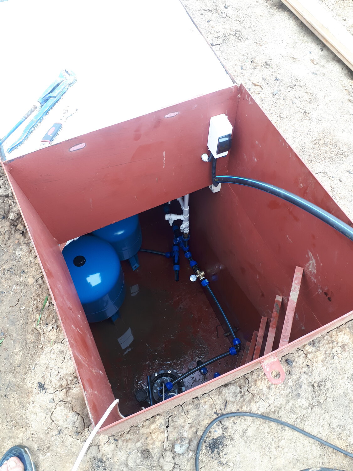 обустройство скважины на воду с кессоном, гидроаккумулятор в кессоне скважины, фильтры в кессоне для воды, вентиляция приямка для скважины, техническое помещение для скважины