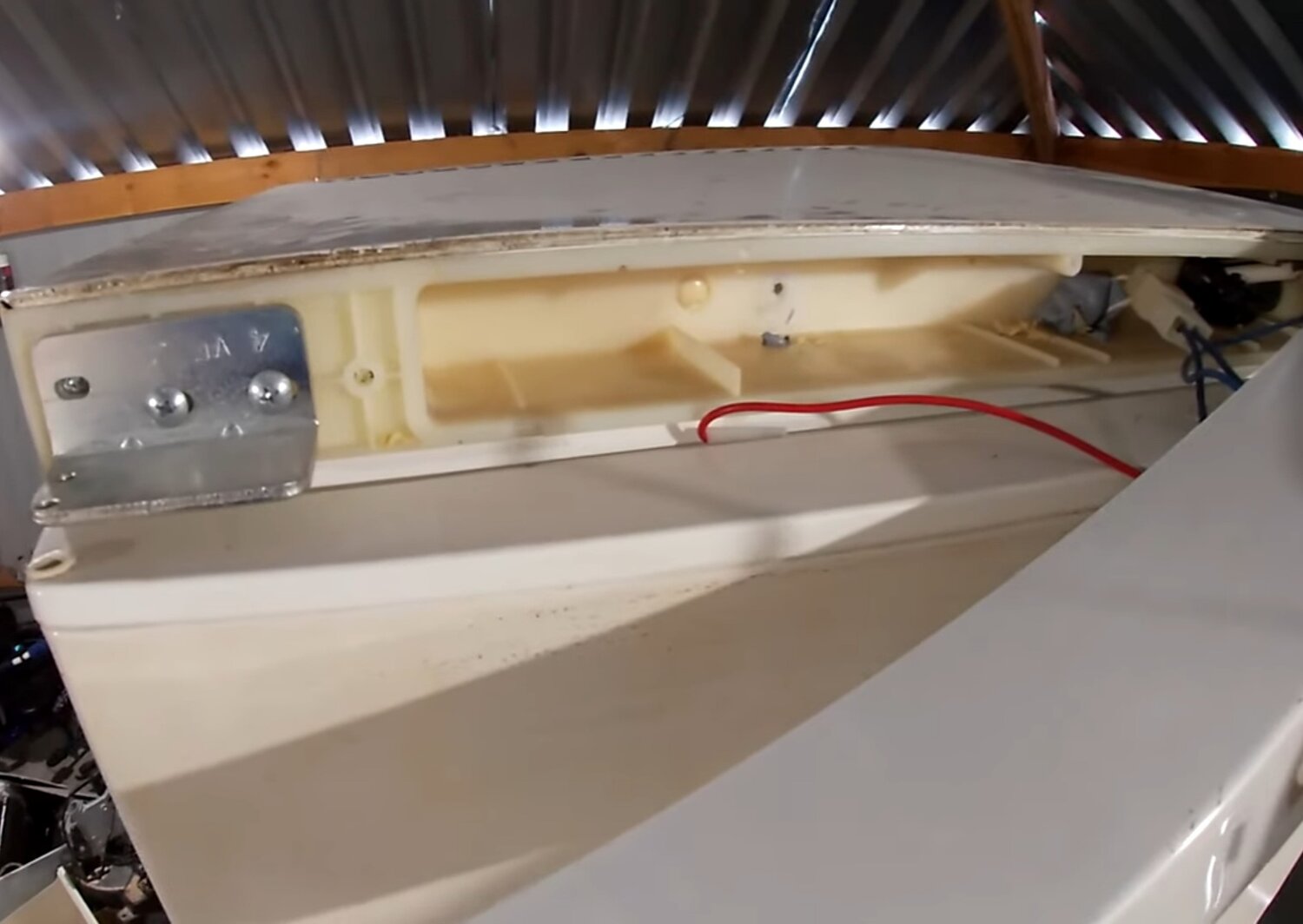 стоп сигнал дополнительного санта фе 2 в спойлере, лампа стоп сигнала левая bmw f25, реле электроприводов стеклоподъемников нексия, ржавчина под капотом рено логан 2, проводка в багажнике нексия