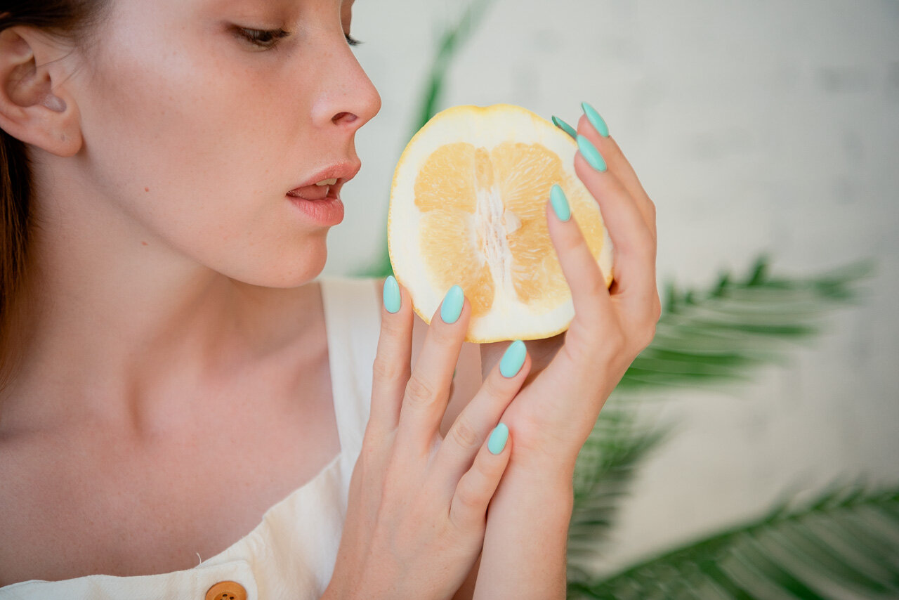 девушка, красота, женщина, лимон, пальцы в грейпфруте