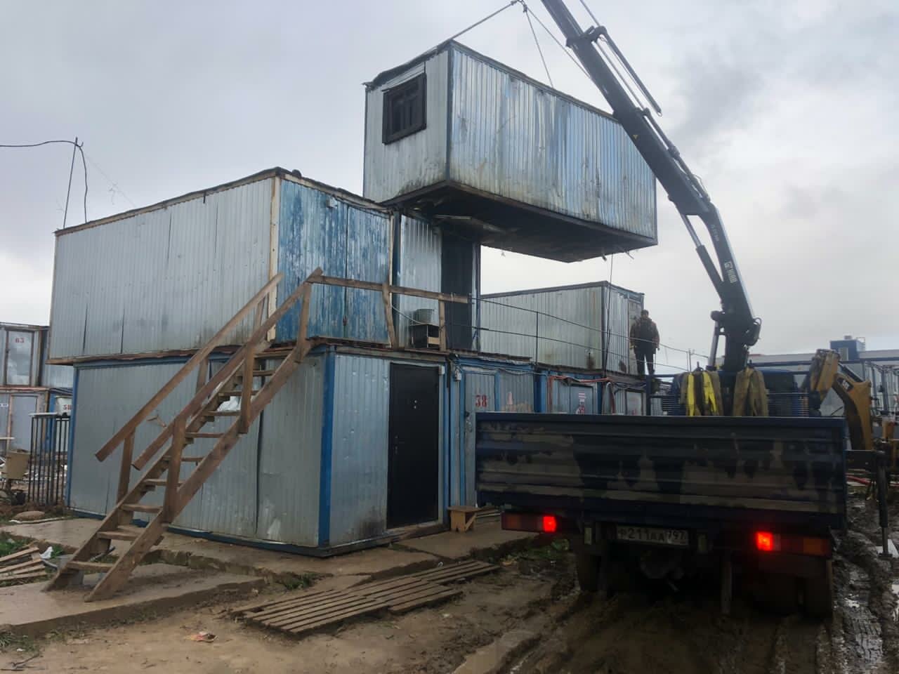 погрузка вагон-бытовок, бытовка строительная, бытовка, перевозка бытовок, разгрузка бытовки