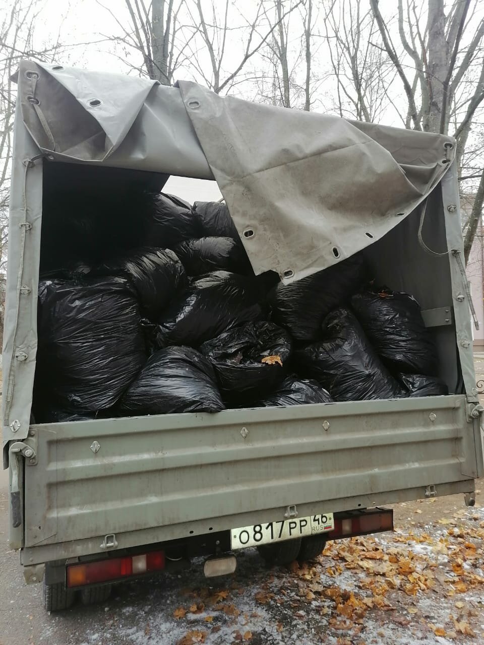 вывоз мусора газель 16 кубов, вывоз мусора газелью, вывоз мусора кантер, газель с мешками мусора, газель тент вывоз мусора