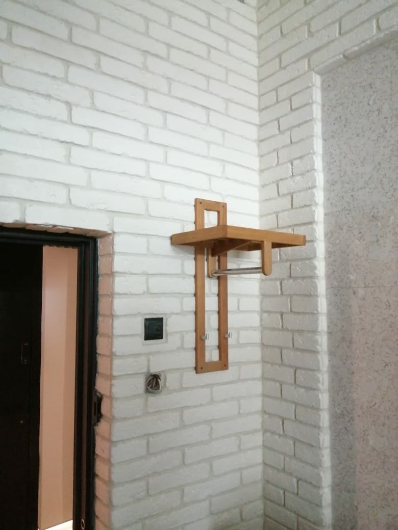 штукатурка с кирпичиками на балконе, полка в прихожую лофт, настенная плитка белый кирпич для балкона, стен, деревянная плитка с белой затиркой