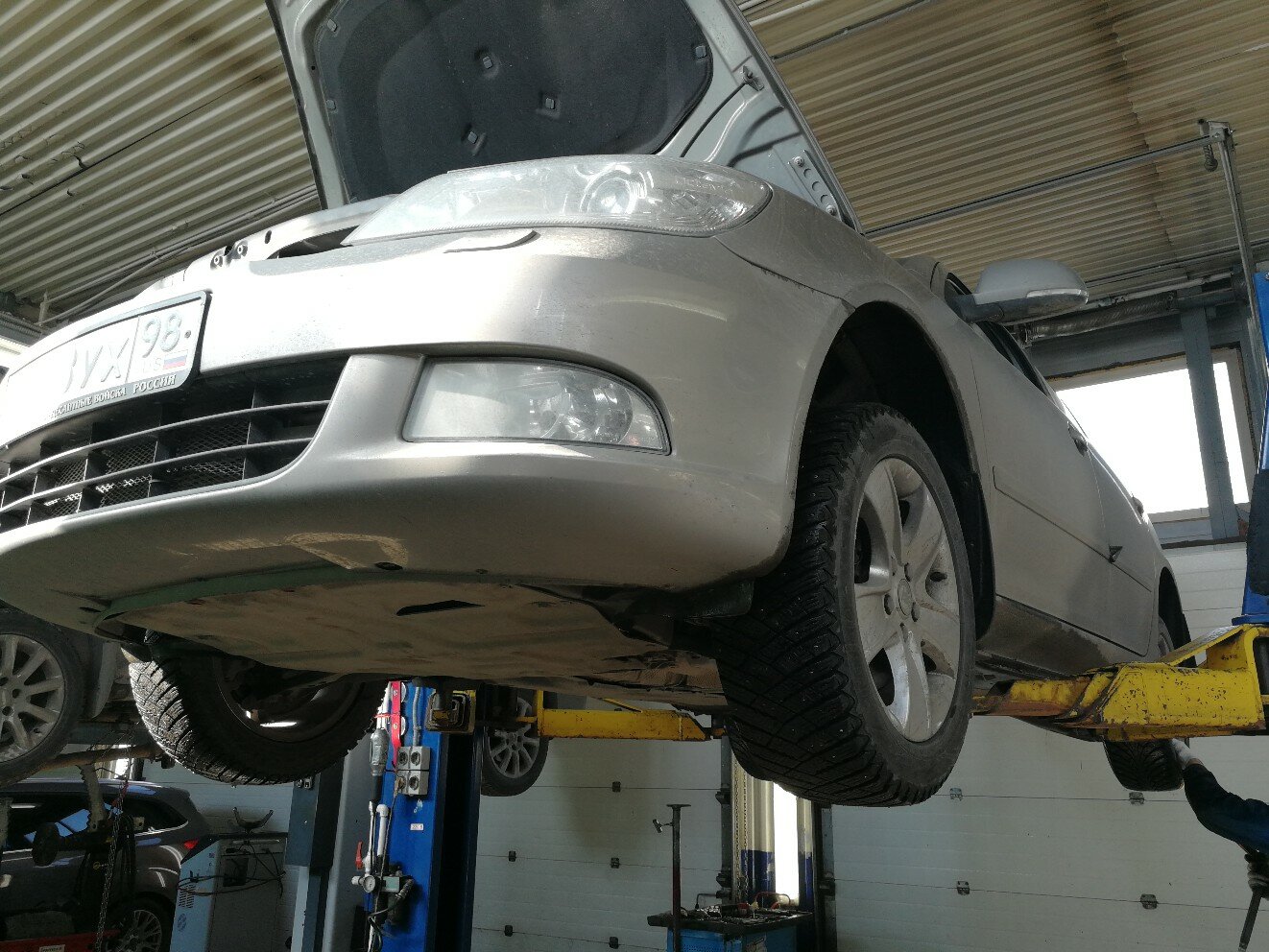 автомобиль, авто, автосервис, highlander toyota замена глушителя, skoda octavia на подъемнике