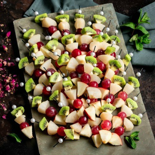 летние салаты, закуска, салат кубиками, салат, фруктовые шпажки для фуршета