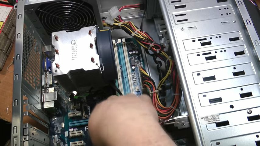 сборка компьютера пентиум 4, системный блок, athlon ii x4 635, внутри системного блока вставлена флешка, компьютер