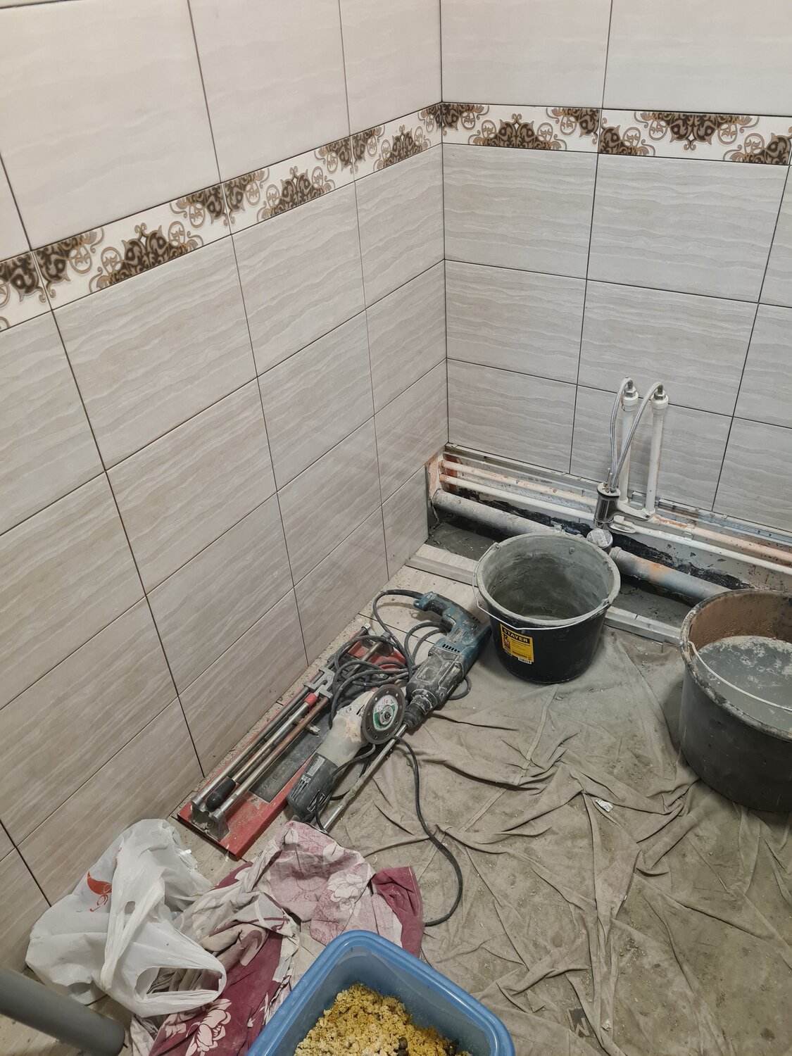 укладка нижнего ряда плитки в ванной, укладка плитки на трубы в ванной, укладка плитки в ванной на стены, врезка ванны в стену укладка плитки, укладка плитки на стену