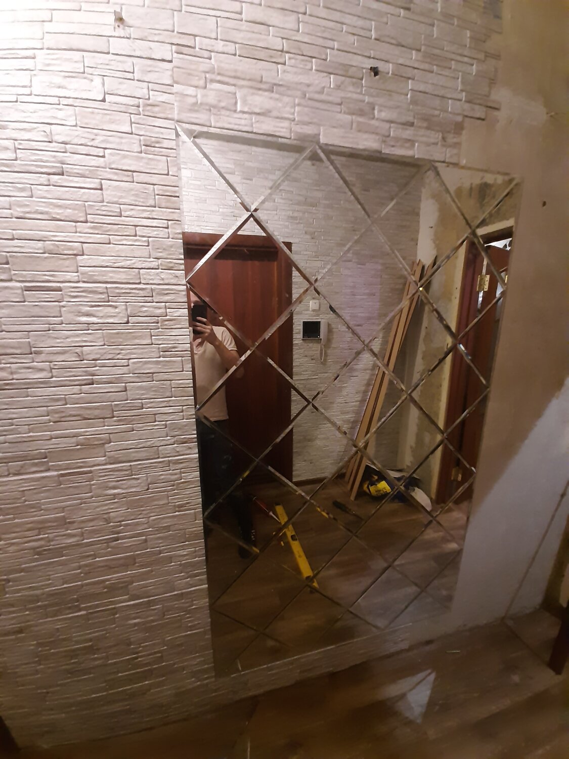 зеркальное панно на стену в прихожей, зеркальное панно, зеркальное панно в коридоре, зеркало с зеркальной плиткой, зеркальная плитка в прихожей