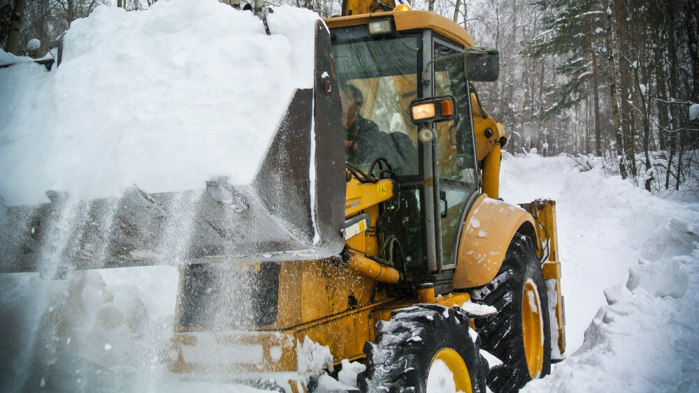 экскаватор-погрузчик jcb 3cx уборка снега, трактор jcb убирает снег, экскаватор погрузчик jcb уборка снега, снегоуборочная техника, экскаватор погрузчик jcb снег