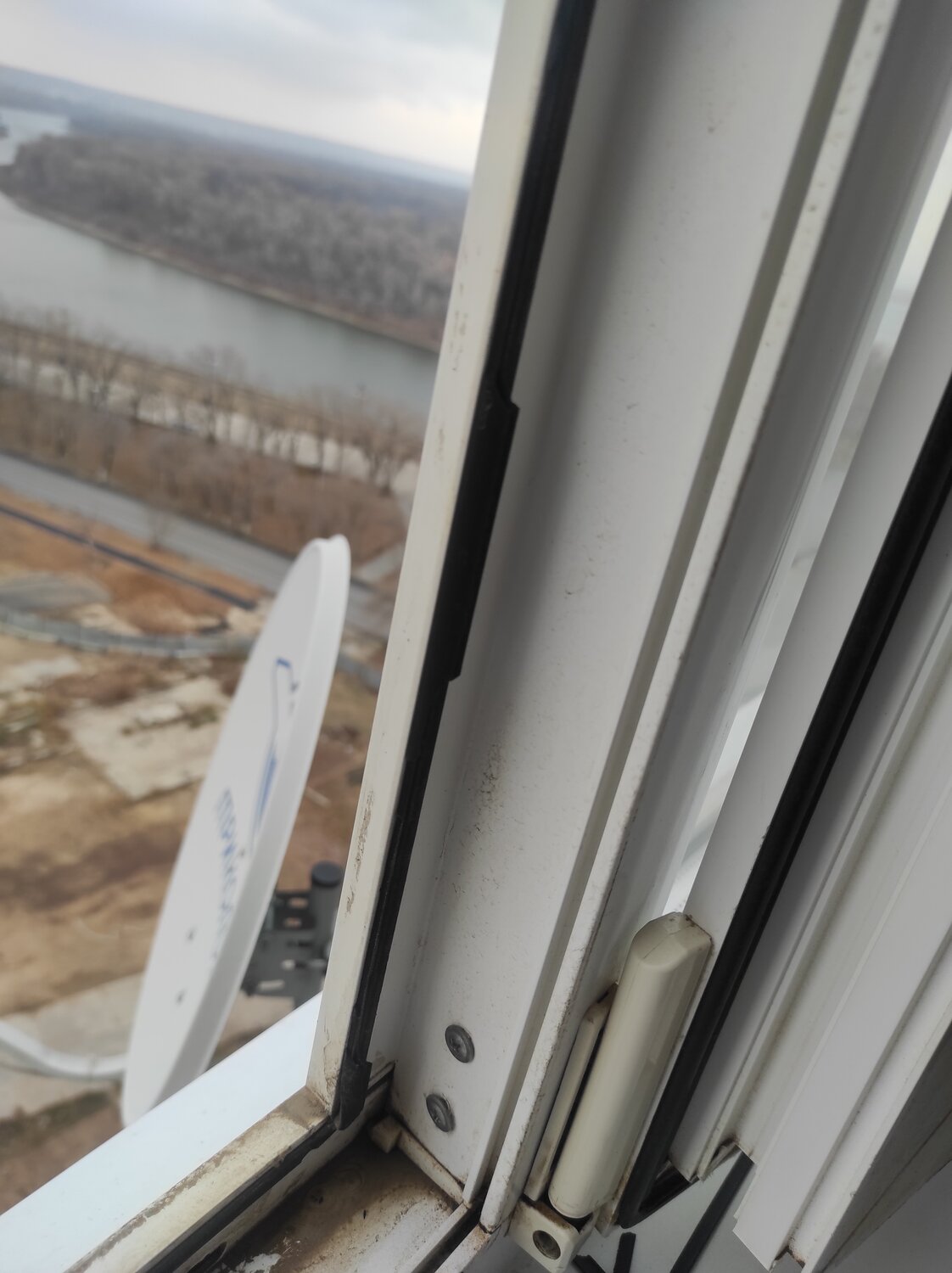 пластиковое окно, окна, угол уплотнителя пвх окна, закрытие пластикового окна, установка окон рехау котельники