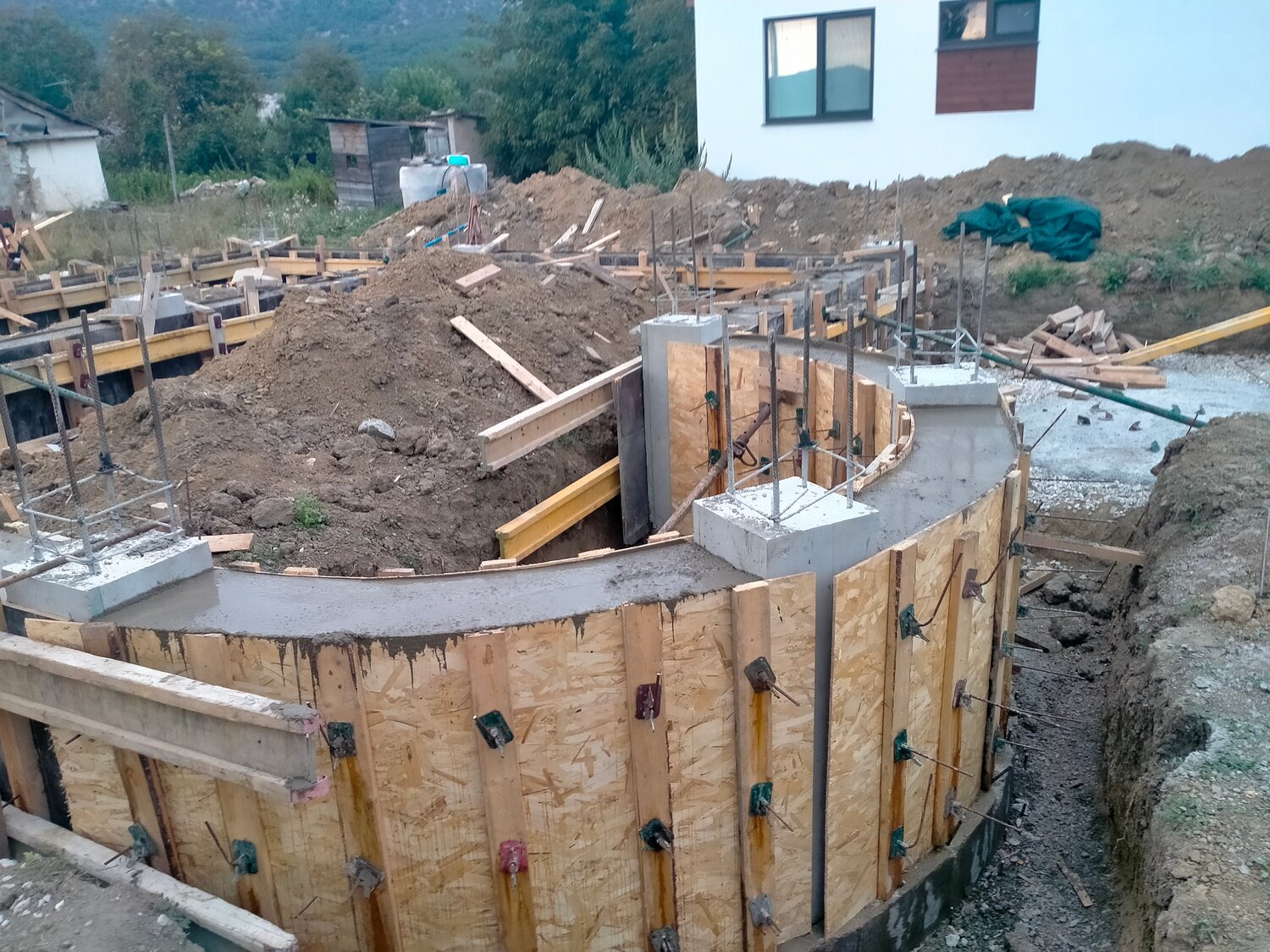 ленточный фундамент опалубка из досок, опалубка для фундамента гаража, фундамент, опалубка для бетона, ленточный фундамент