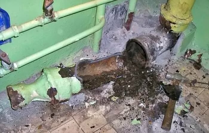 старые чугунные трубы, старый чугунный тройник канализации, чугунная канализационная труба, чугунный тройник канализации в хрущевке, чугунная канализация