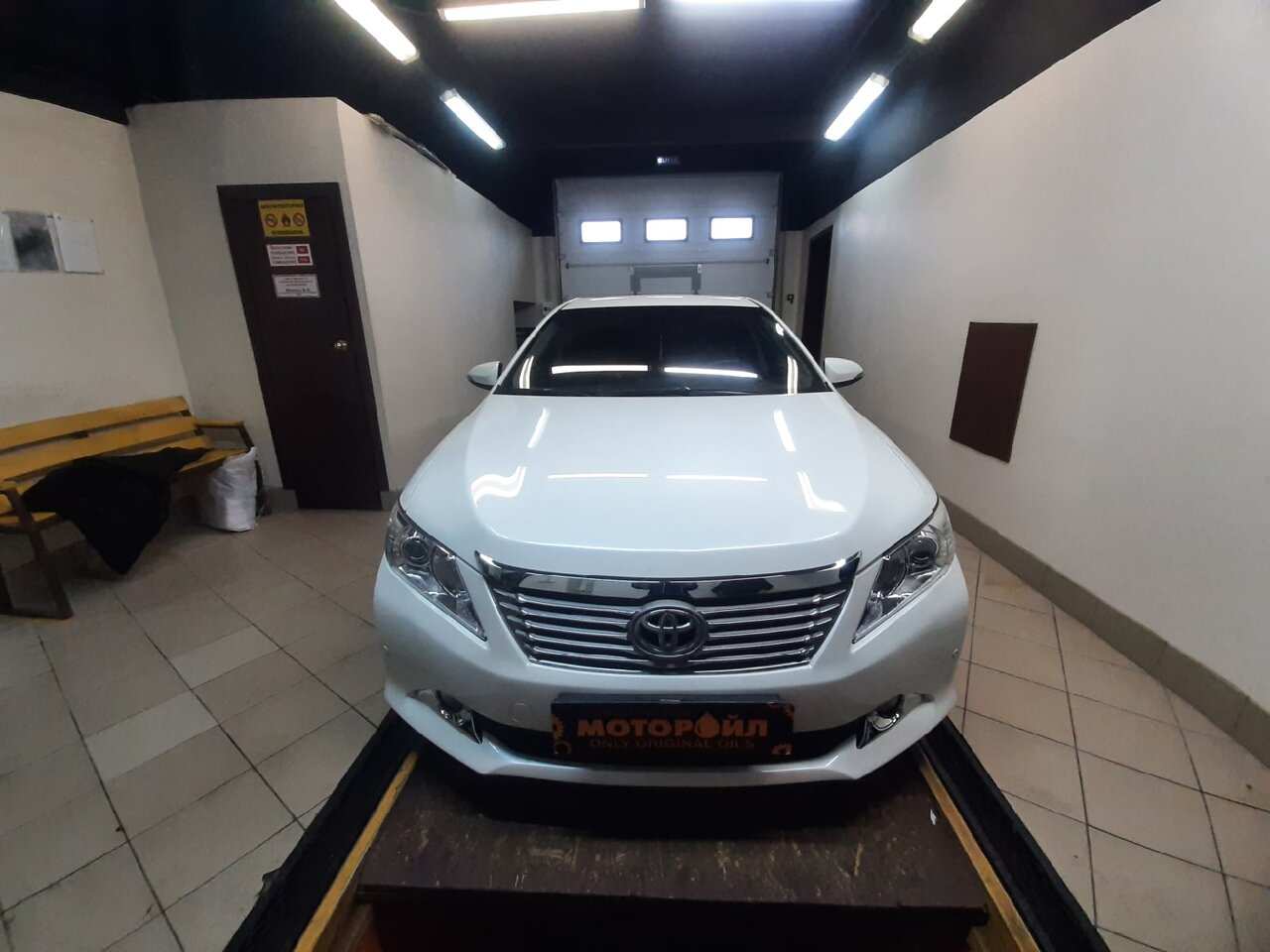toyota camry, белая тойота камри, тойота камри 2014 xv50, н 720 ну тойота камри екатеринбург, Volvo XC60 I Рестайлинг