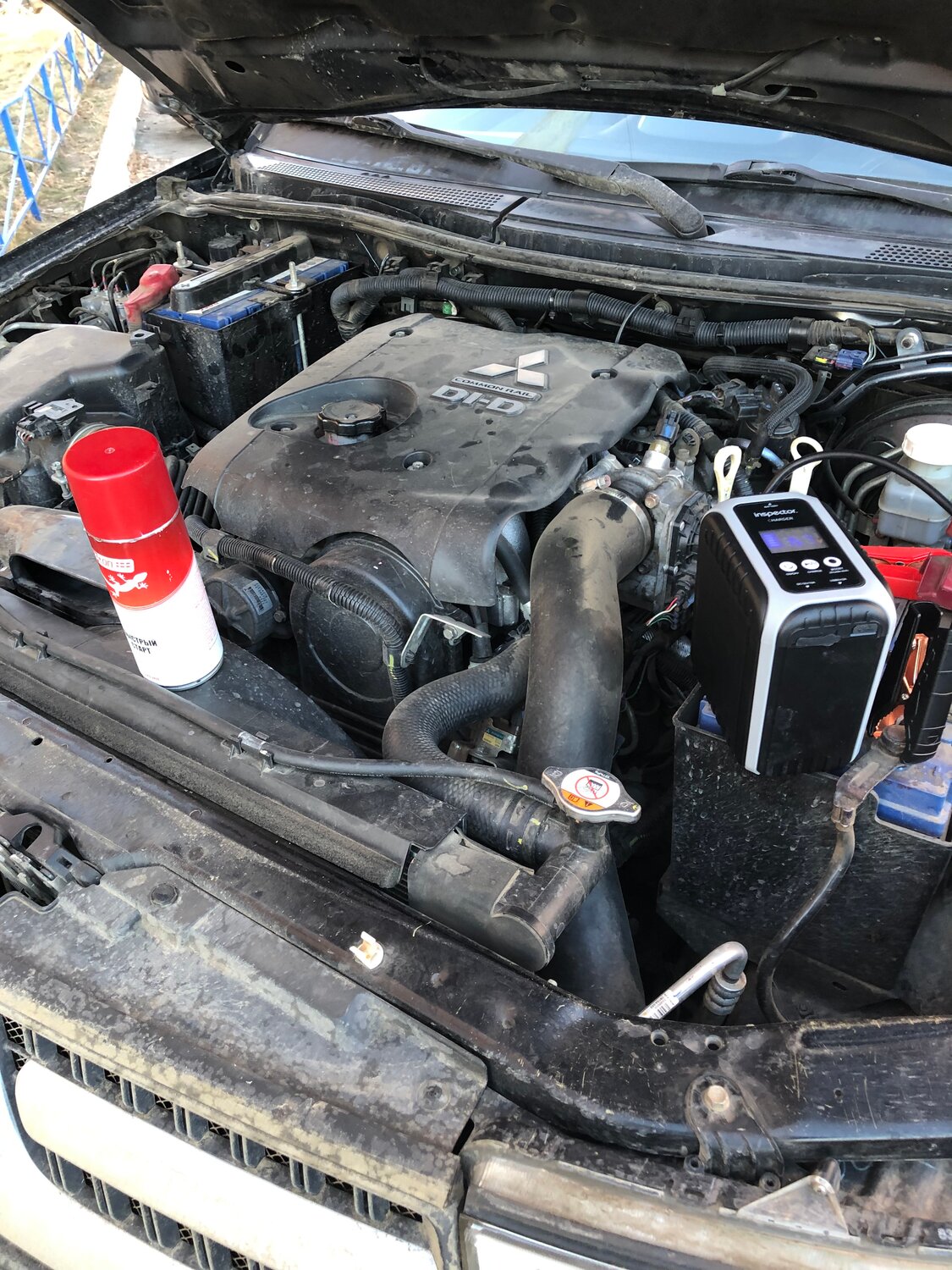 аккумулятор mitsubishi pajero sport 2.5, митсубиси л 200 мотор, mitsubishi pajero sport акб, mitsubishi pajero sport 2 двигатели, pajero sport 2 под капотом