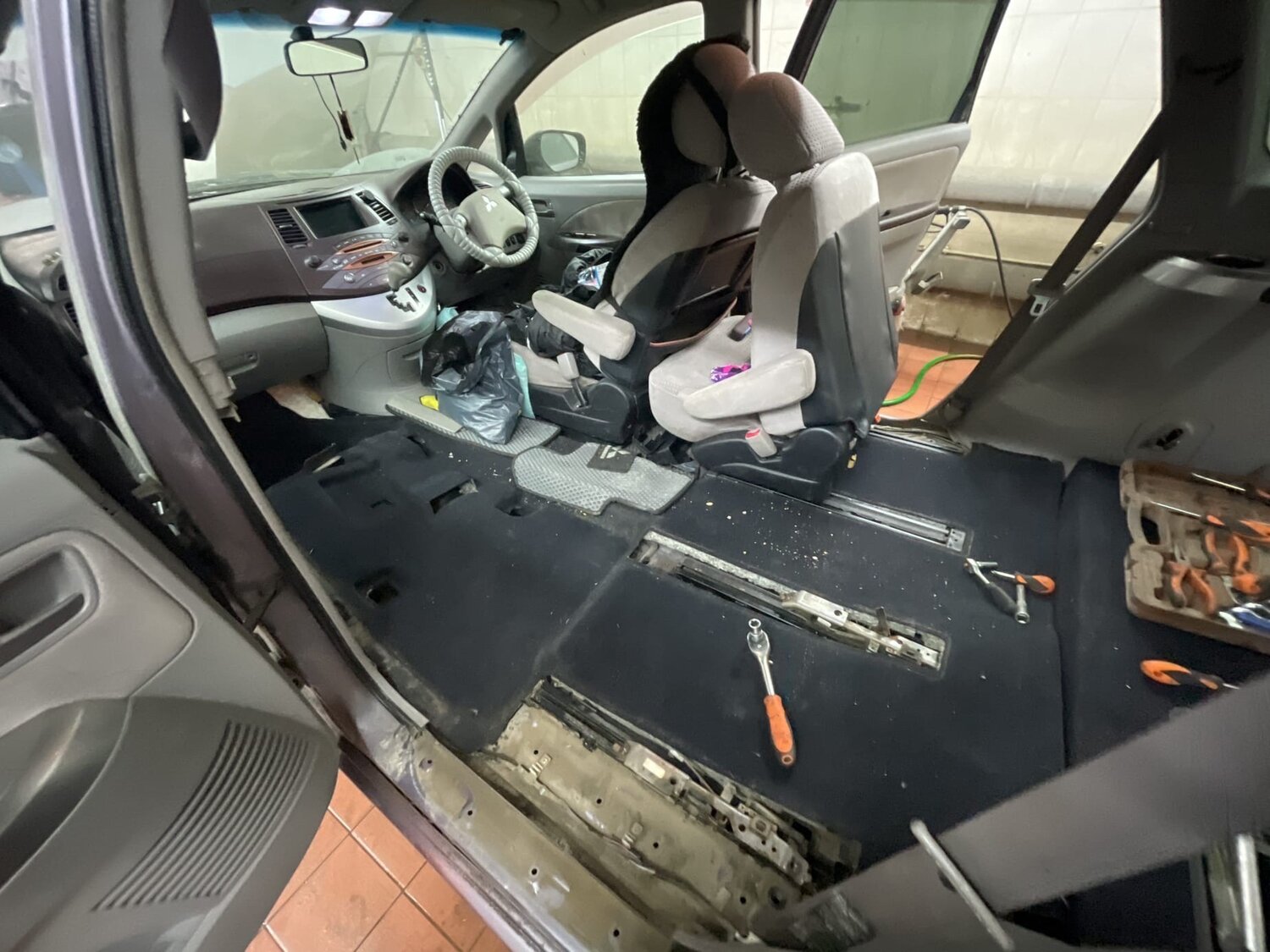шумоизоляция автомобиля, шумоизоляция авто, шумоизоляция пола ларгус, шумоизоляция, шумоизоляция пола kia cerato