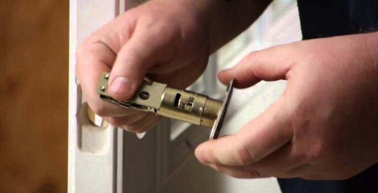 вскрытие замков, дверной замок, личинка замка пластиковой двери, заедает замок входной двери, замок в двери