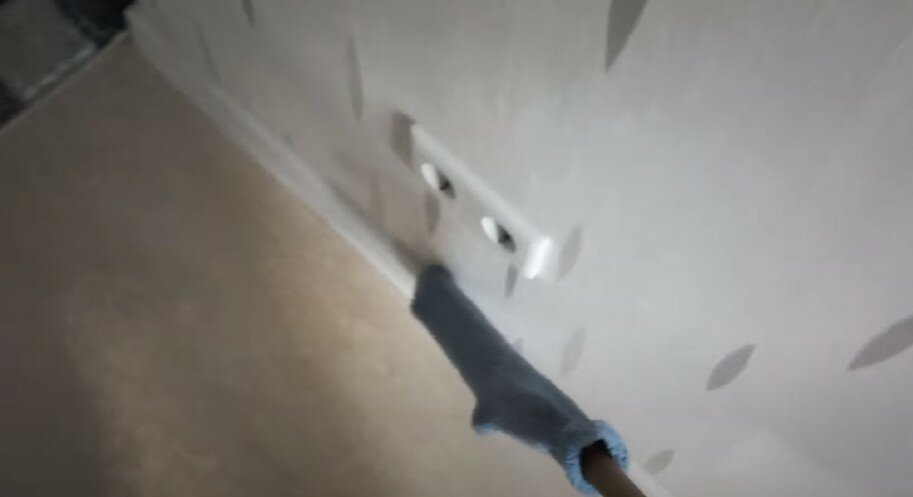 монтаж, крепление, трещины на потолке, потолок, порванный натяжной потолок