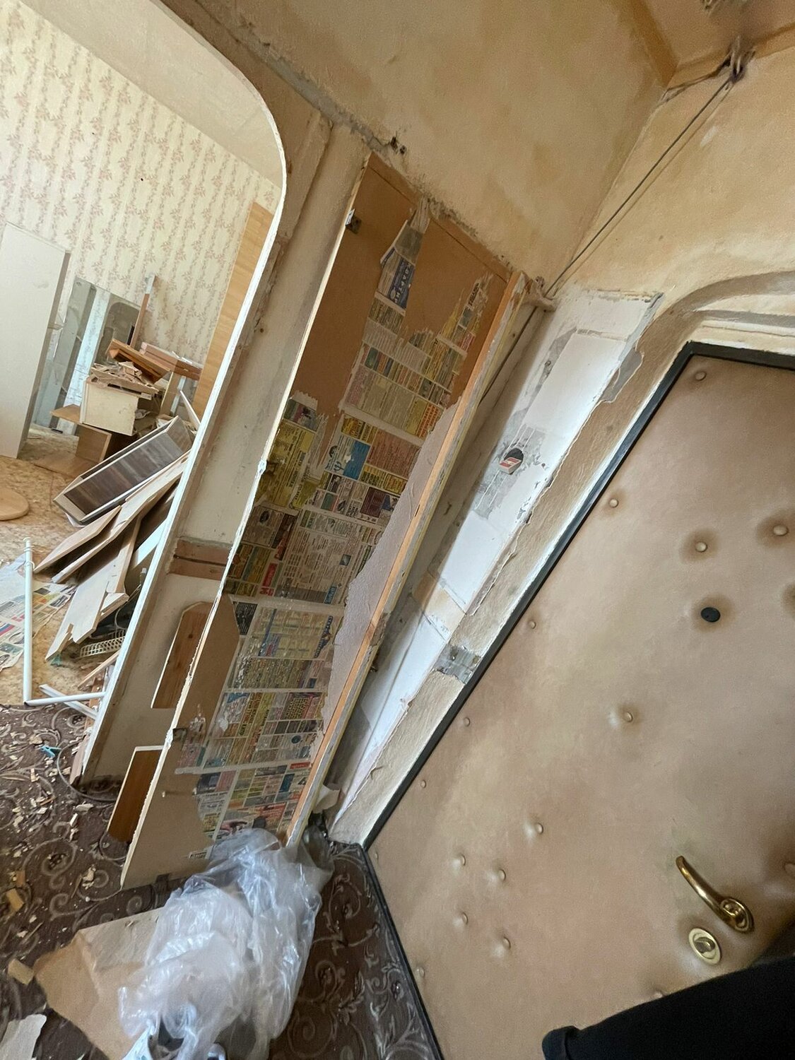 у двери, ремонт, окна двери, дверь балкона, мебель