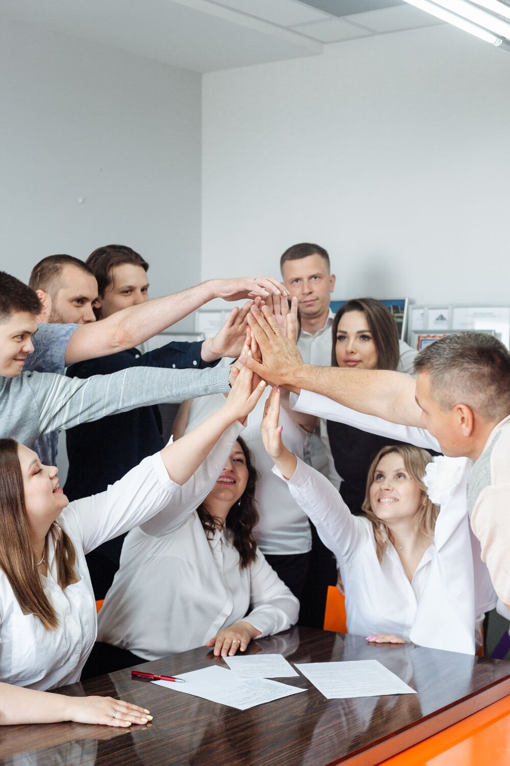 к коллектив, сотрудники офиса, коллектив на работе, профессиональная команда, сплоченность коллектива