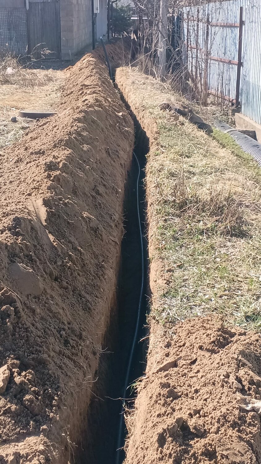 траншея для водопровода, прокладка водопровода, траншея под водопровод, водопровод в селе, копка траншеи