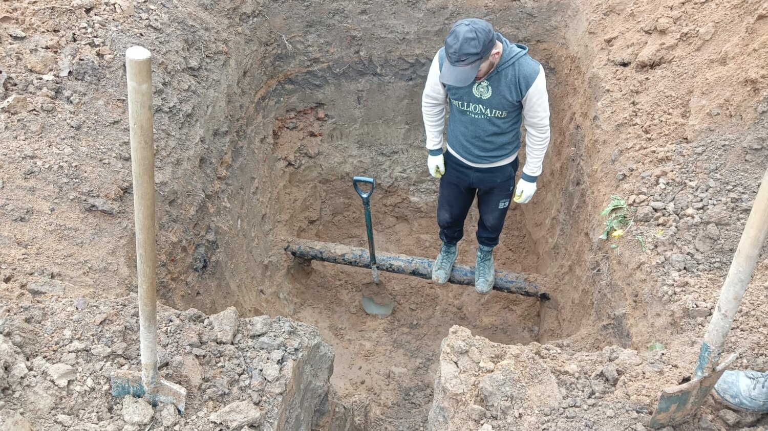 копка траншеи, копать траншею, кессон для скважины, кессон для скважины из бетонных колец, монтаж кессона для скважины
