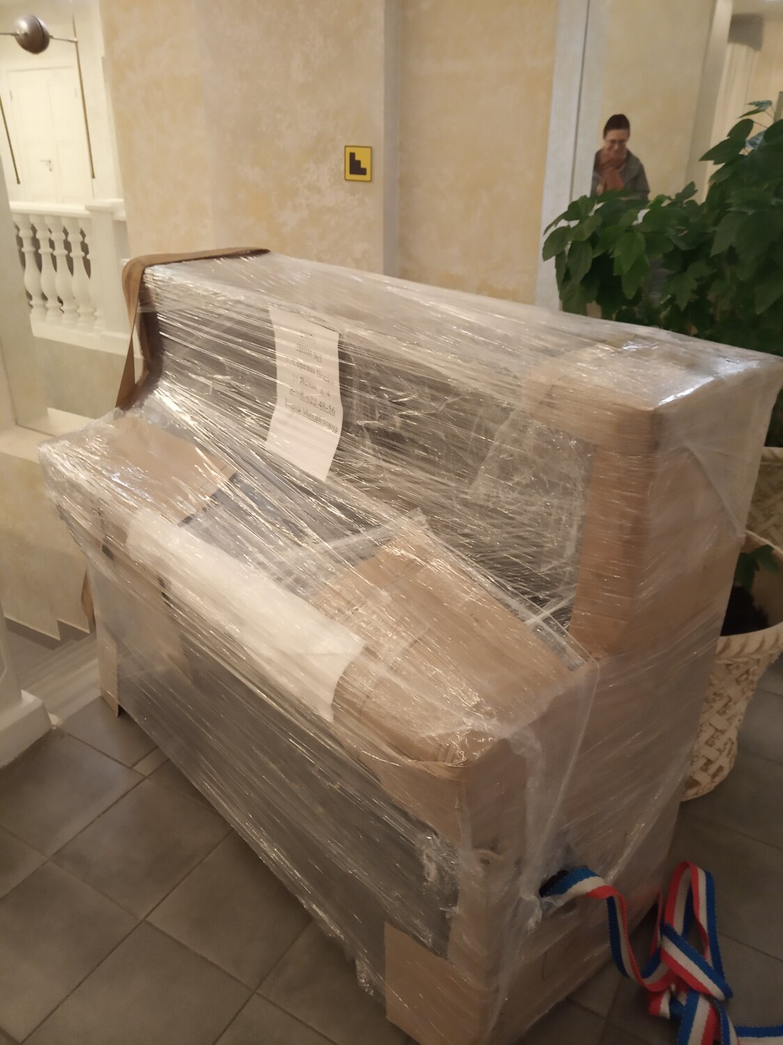 упаковка пианино, упаковка мебели в стрейч пленку, упаковка, упакованный диван, упаковка груза на паллетах