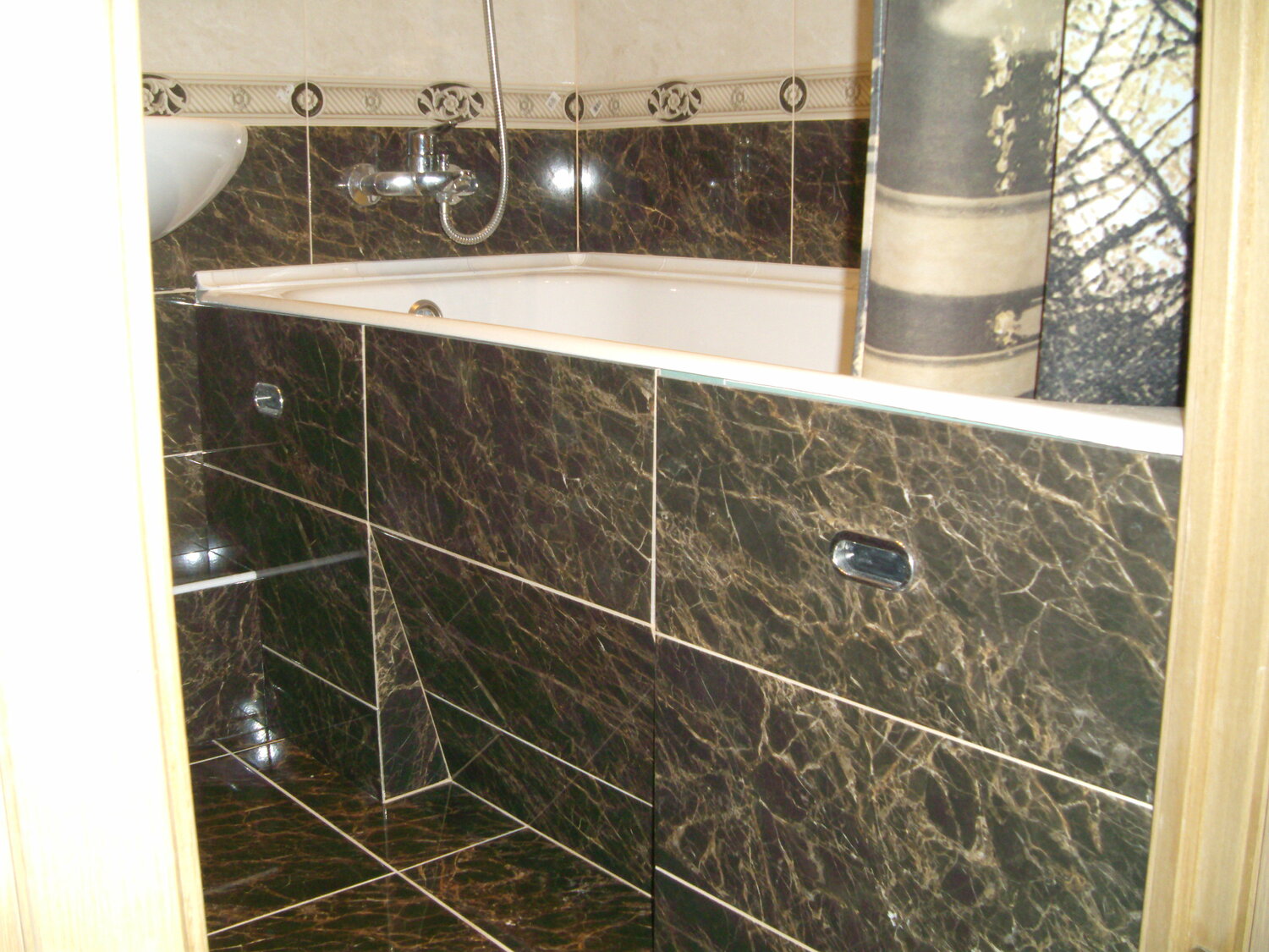 зашивка ванны плиткой, укладка плитки в ванной, экран для ванны из плитки, ванная комната, углубление под ванной для ног