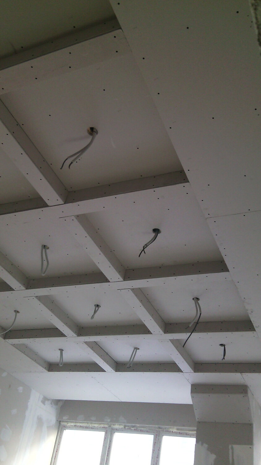 потолок гипсокартон ровный, простой потолок из гипсокартона, потолок из панелей гипсокартона, ровный гипсокартонный потолок, потолки из гипсокартона одноуровневые
