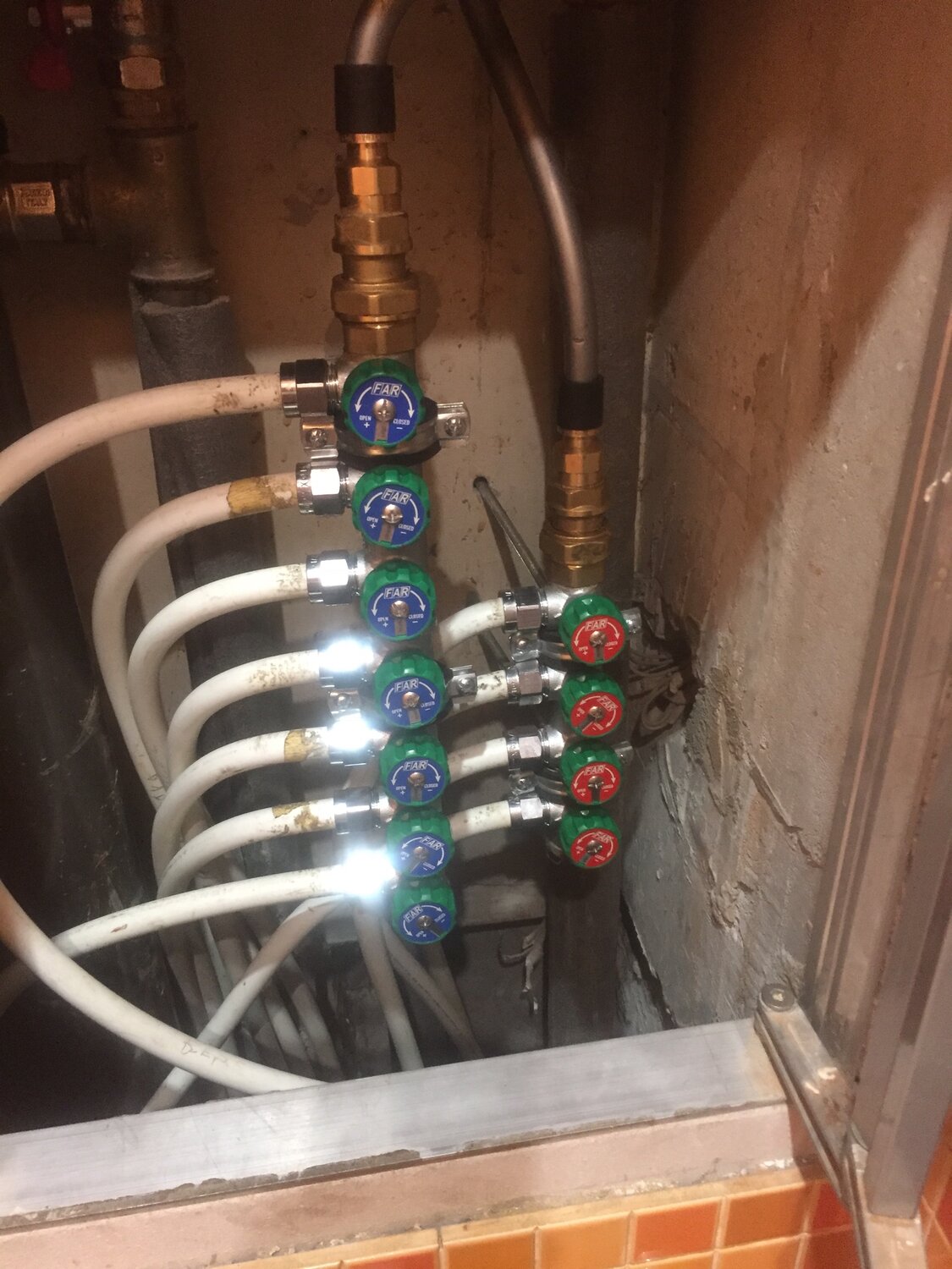 монтаж гребенки водоснабжения, водоснабжение, r585c сантехнический коллектор монтаж, трубы водоснабжения в квартире, разводка рехай через гребёнки в квартире