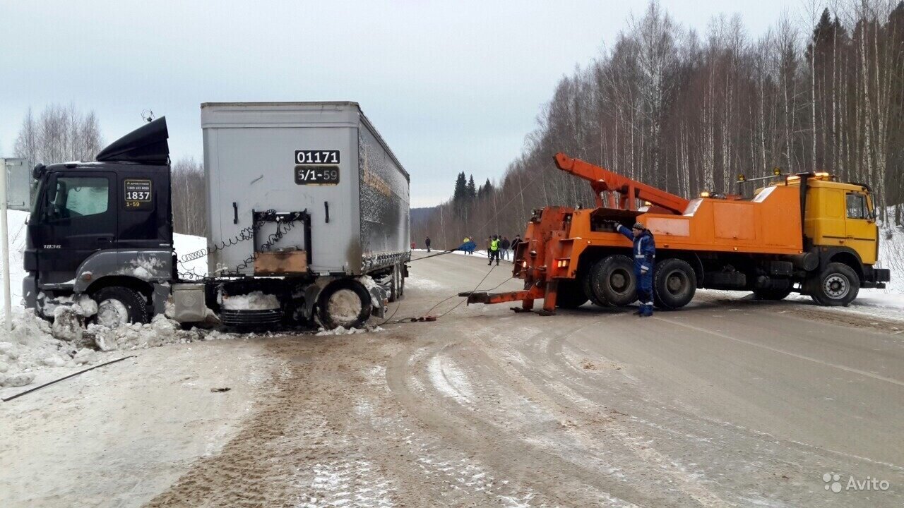 грузовой эвакуатор тащит фуру, вывозка снега камазами 6520, камаз 6520 эвакуатор, дорожная техника, спецтехника эвакуатор