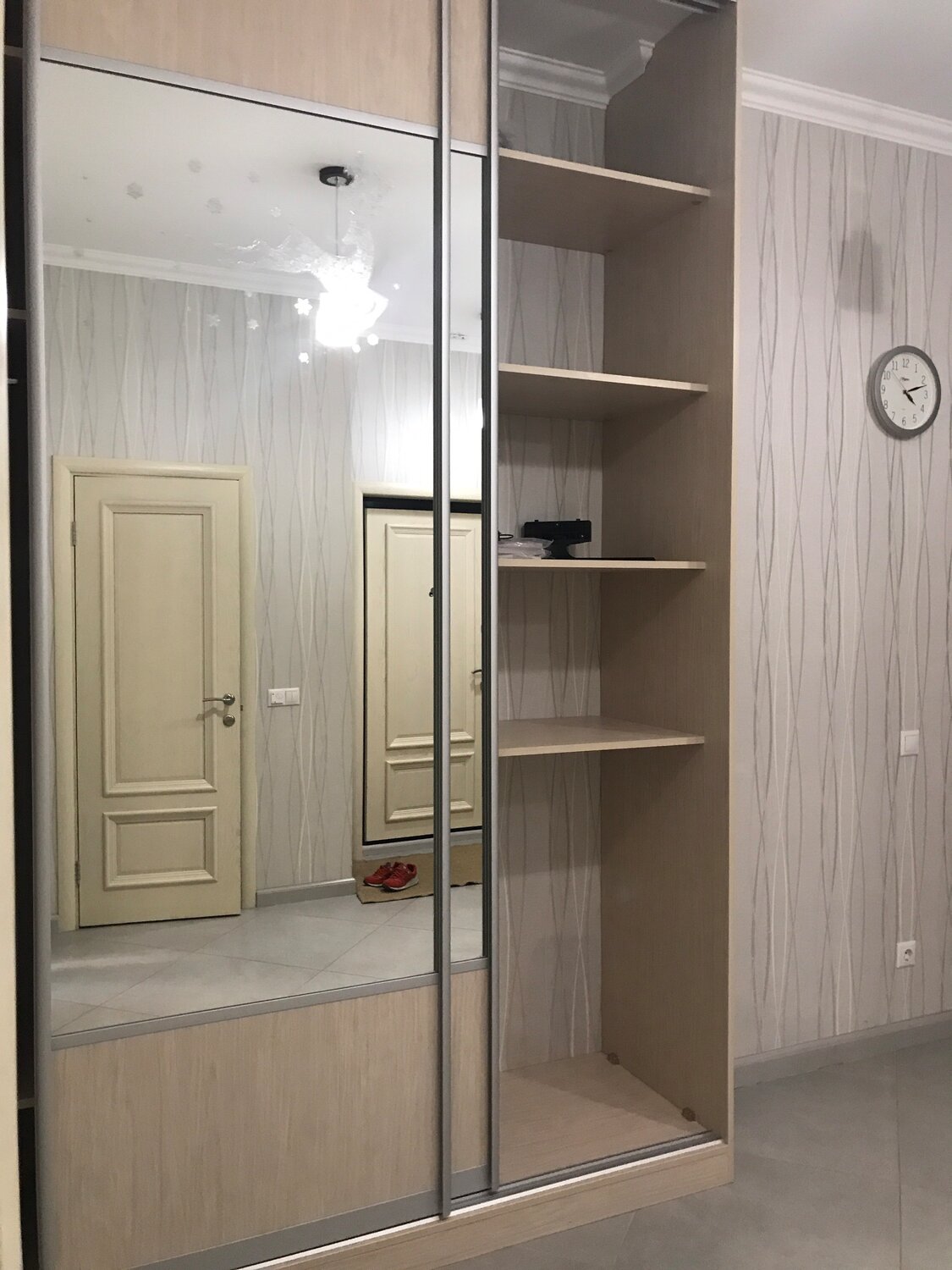 встроенный шкаф в маленькой прихожей, прихожая купе, шкаф купе, маленькая прихожая со встроенным шкафом, прихожая