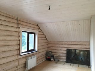 отделка сруба из бруса внутри, деревянный дом, отделка перекрытий в деревянном доме, стык вагонки и бревна, потолок из имитации бруса в деревянном доме