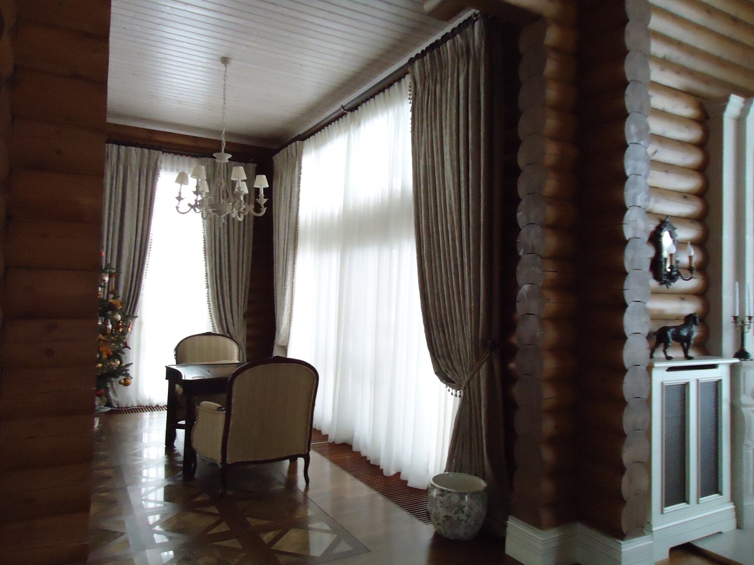 шторы в деревянном доме, занавески в срубе, варианты штор в загородный бревенчатый дом, шторы в деревянный дом из бревна, загородный дом