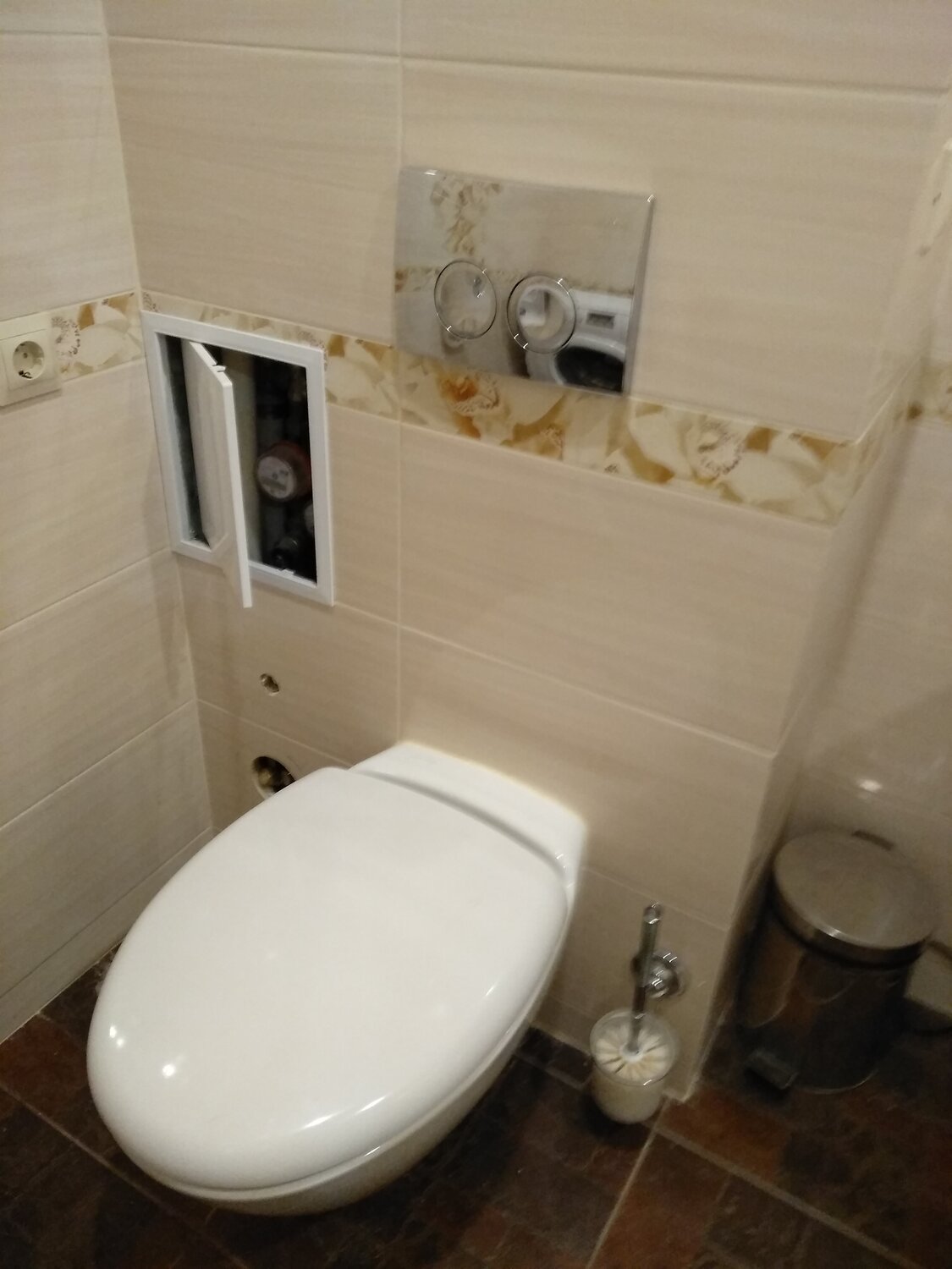 угловой унитаз с инсталляцией и гигиеническим душем, туалет с подвесным унитазом и пластиковыми панелями, туалет с коробом для труб и инсталляции, санузел, гигиенический душ в маленьком туалете