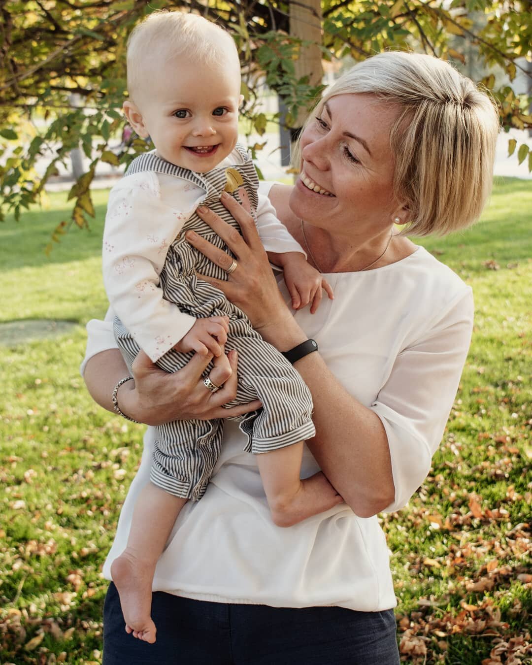 бабушка с ребенком на руках, ребёнок, мама с младенцем, бабушка, малыш