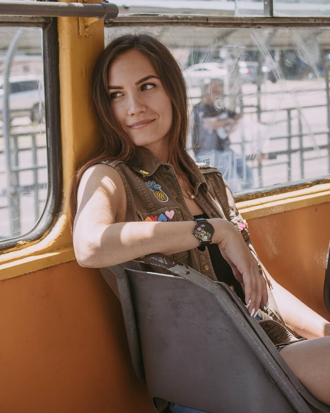 красивые девушки в трамвае, в трамвае, девушка в трамвае, фотосессия девушек в автобусе, девочка в трамвае