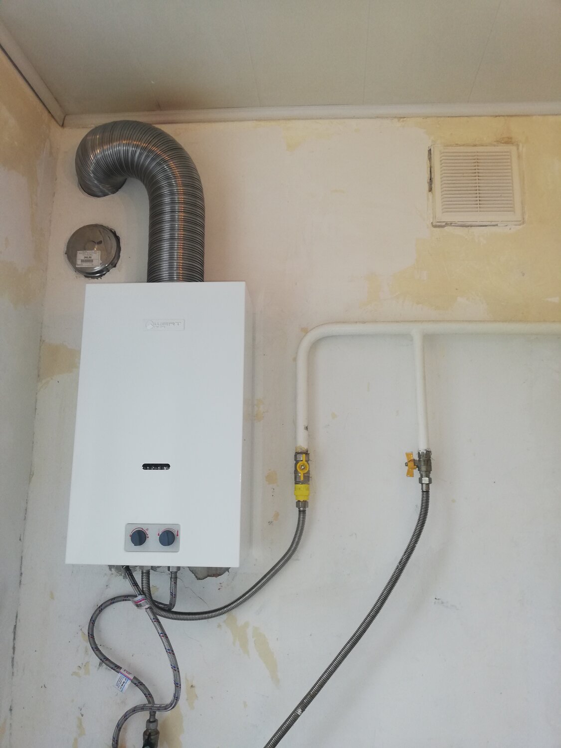 труба для двухконтурного газового котла, газовая колонка, газовая колонка в пушкино, дымоход для газовой колонки 112.5, подвод труб к газовой колонке