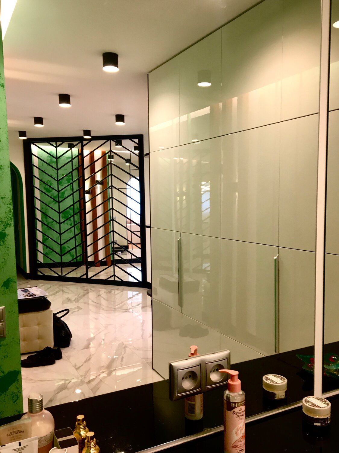 стеклянная стена с эффектом дождя, интерьер, декоративные перегородки из стекла, перегородки, стекло