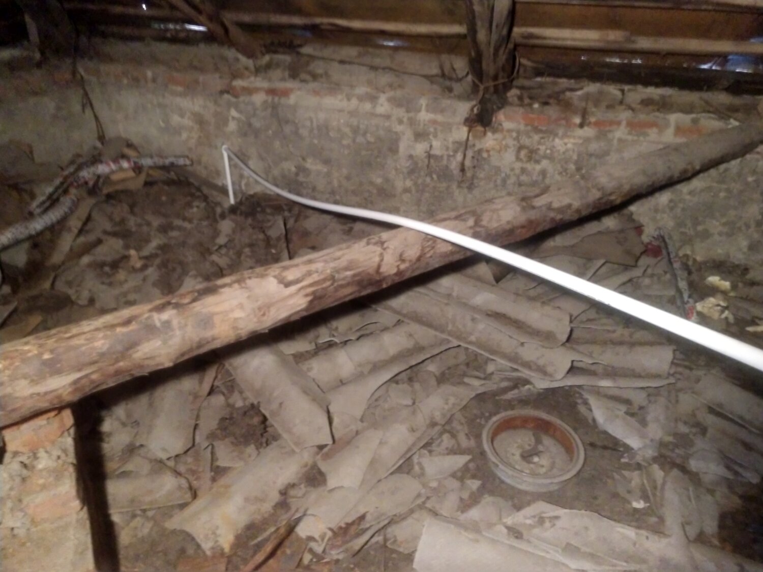 в подвале, трубопровод под полом первого этажа, старые деревянные перекрытия, интернет в подвале, реконструкция подвала школы