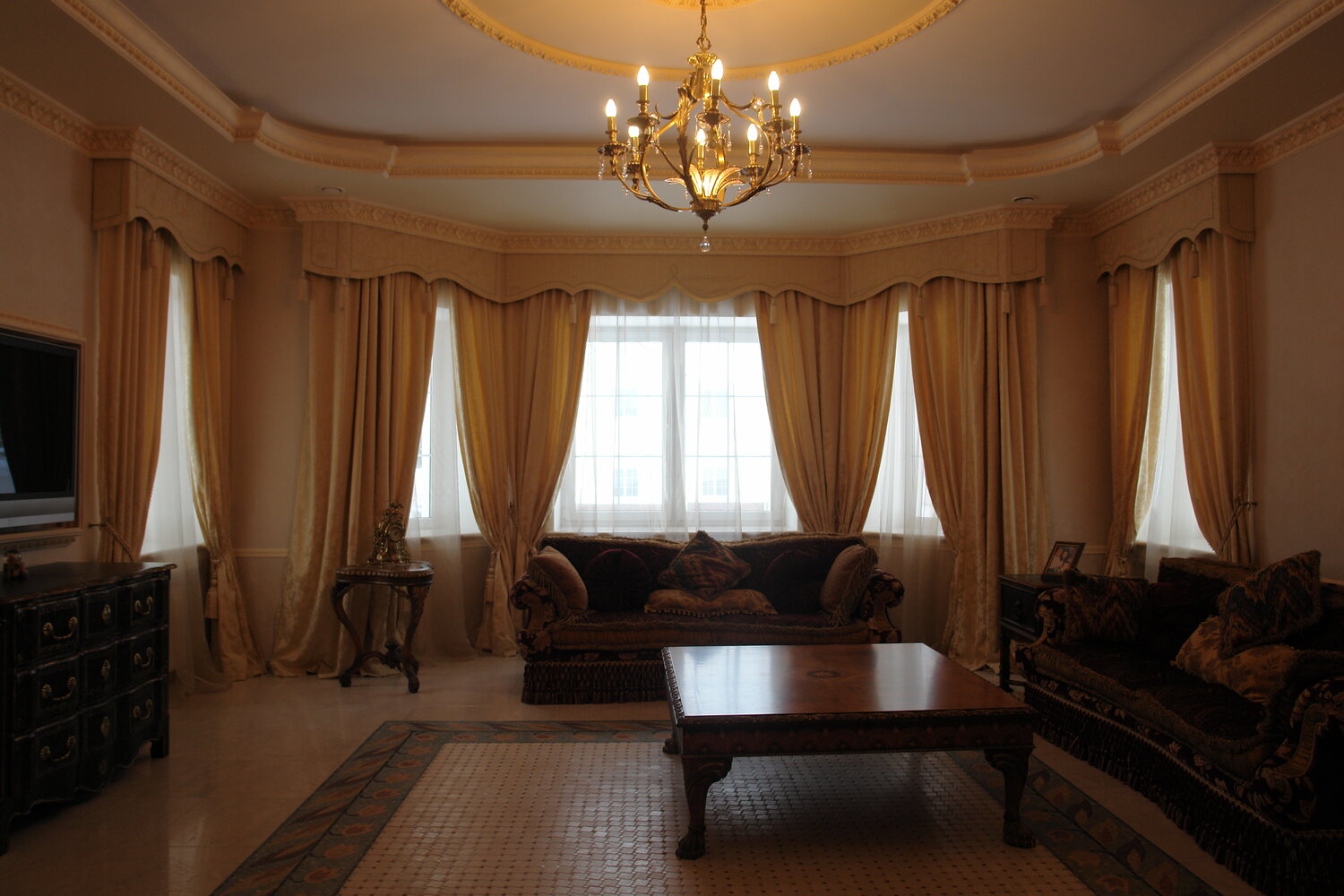 шторы для эркерного окна в гостиной классика, бордовые шторы в интерьере гостиной в классическом стиле, интерьер, шторы для эркера, зала