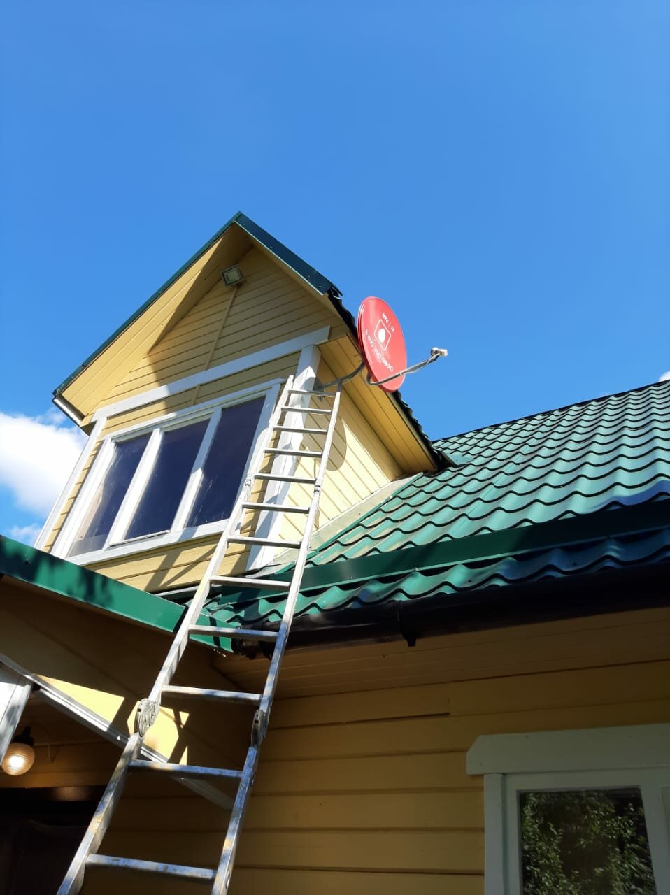 отделка фронтона кровли, леса для фронтона, зашивка фронтона сайдингом, обшивка сайдингом деревянного дома своими руками, металлочерепица на ломаной крыше